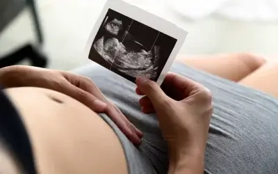 Ostéopathie et grossesse : le guide complet pour accompagner chaque étape de votre grossesse